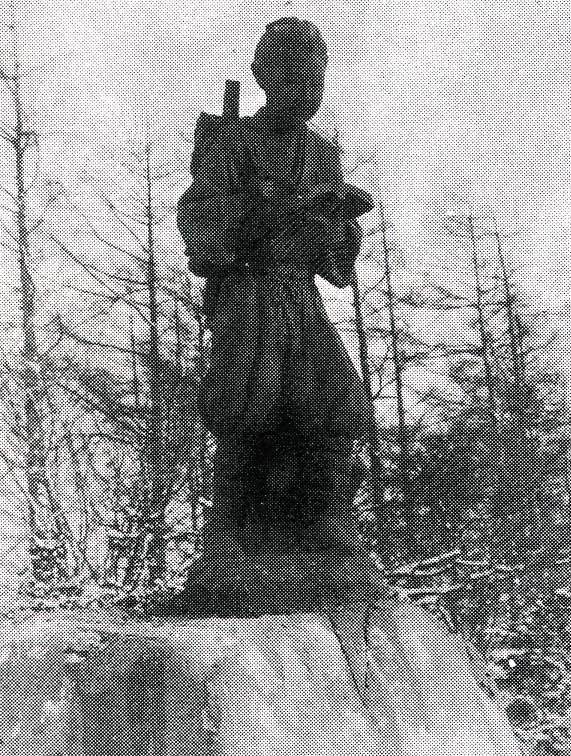 写真：二宮金次郎の石像(豊丘町『郷土史』より)