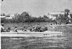 写真:余市川をゆく遊覧船