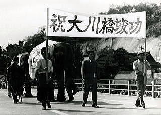 写真:大川橋を大川方面に渡る像