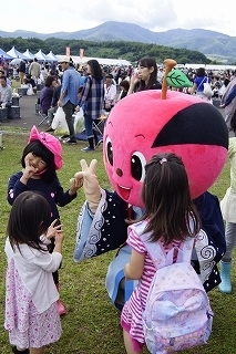 ソーラン武士と子供たちが触れ合っている写真